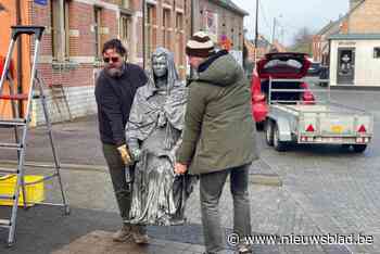 Raak Leest timmert kerststal in elkaar: “Bewakingscamera moet vandalen afschrikken”