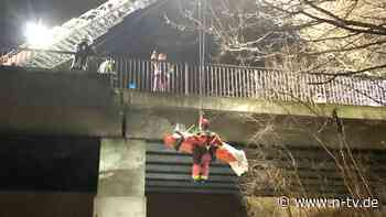 Höhenretter im Einsatz: Betrunkener fällt im Halbschlaf acht Meter tief auf Bahngleise