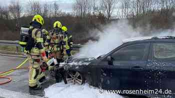BMW steht auf A94 bei Mühldorf in Flammen – Feuerwehren vor Ort