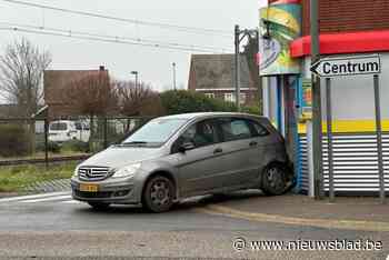 Auto knalt na botsing in vitrine van broodjesbar in Hamont