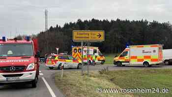 Unfall auf der B304 bei Eiselfing: Wohl drei Verletzte nach Kreuzungs-Crash