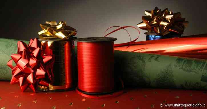 Attenzione alla carta che usate per impacchettare i regali di Natale: “Fatta con plastica e lamine metalliche, ecco quanto è dannosa per l’ambiente”