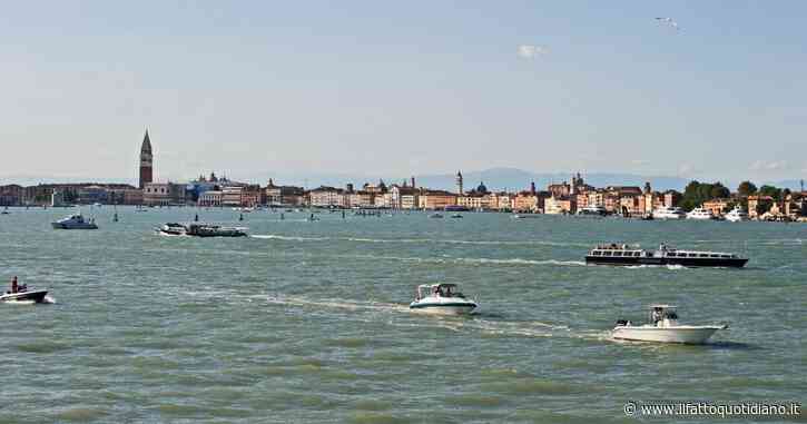 Incidente in laguna a Venezia: scontro tra un barcone turistico privato e un vaporetto pubblico. Ci sono feriti
