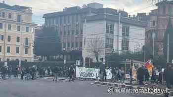 Corteo contro il ddl Sicurezza a Roma, la marcia verso piazza del Popolo: "Siamo in 50 mila"