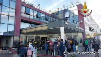 Paura nell'ex hotel occupato. Fiamme sulla Prenestina, persone evacuate