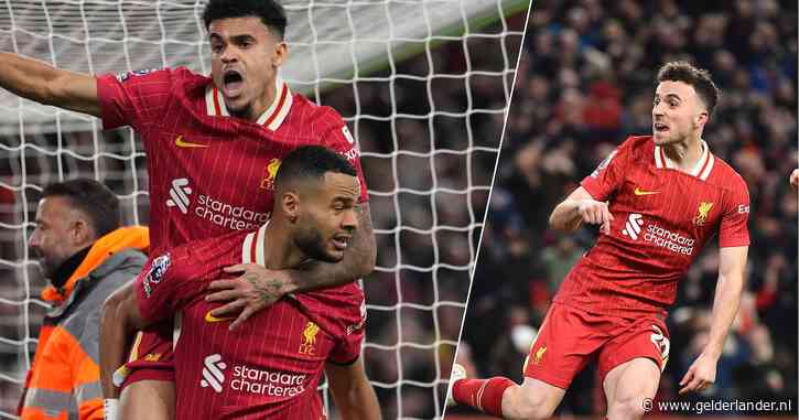 Arne Slot en Liverpool ontsnappen ondanks rood aan verlies tegen Fulham dankzij goals Cody Gakpo en Diogo Jota