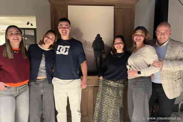 Verrassingsfeest voor Quiéran die naar Compostella stapte om aandacht te vragen voor mentaal welzijn jeugd: “Ik ben alleen vertrokken maar niet alleen teruggekomen”