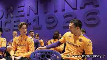 Edoardo Bove riabbraccia i compagni al Viola Park accompagnato da capitan Cataldi