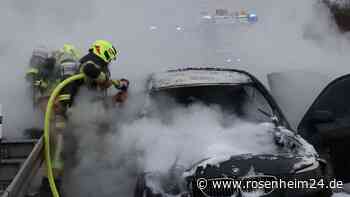 BMW brennt auf A94 bei Mühldorf komplett aus: Keine Verletzten – Auto nur noch Schrott