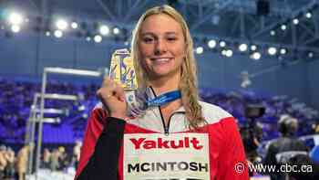 Summer McIntosh wins 3rd gold medal with another world-record performance at short course swim worlds