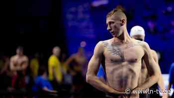 Nächste Medaille bei Kurzbahn-WM: Florian Wellbrock steht am Beckenrand und gewinnt Silber