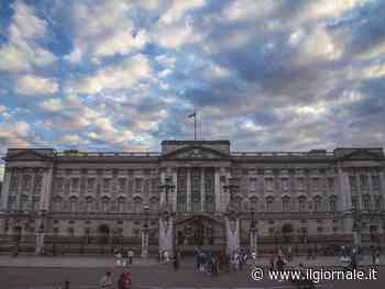 Pugni e bicchieri spaccati. Dipendente ubriaca di Buckingham Palace semina il panico al party di Natale