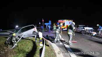 Folgenschwerer Unfall bei Winhöring – Ford bleibt unter Leitplanke stecken