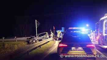 Folgenschwerer Unfall bei Winhöring: Ford bleibt unter Leitplanke stecken – mehrere Verletzte