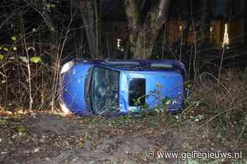 Auto belandt op z’n kant in bosjes in Arnhem