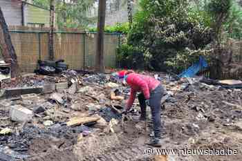 “Behalve de kleding die hij droeg, heeft Joni niets meer”: familie ruimt restanten afgebrande chalet op en start crowdfunding