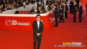 Concerto di Capodanno a Roma, il Comune chiede un passo indietro a Tony Effe. Il cantante: "Ci vediamo il 31 dicembre"