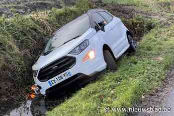 Auto belandt na slippartij in gracht