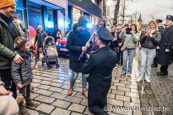 Brandweerman vraagt zijn vriendin tijdens optocht Barbarafeest ten huwelijk: drukke winkelstraat is getuige van romantisch moment
