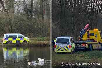 Politiecombi rijdt zich vast aan vijver tijdens patrouille in Rivierenhof, takelwagen schiet te hulp