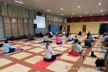 Samen yoga beoefenen voor de Warmste Week