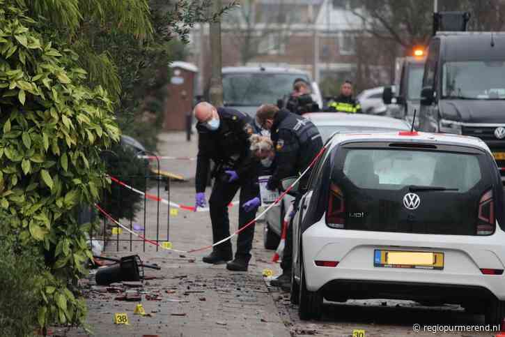 Burgemeester Ellen van Selm spreekt met bewoners Maasstraat – politieonderzoek in volle gang
