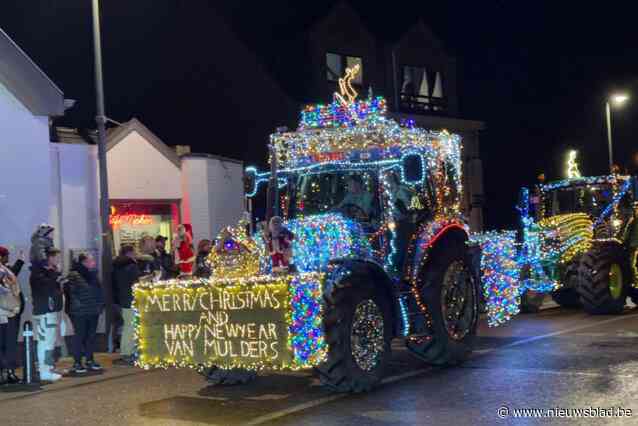 Kerstparade met verlichte tractoren rijdt door centrum en deelgemeenten