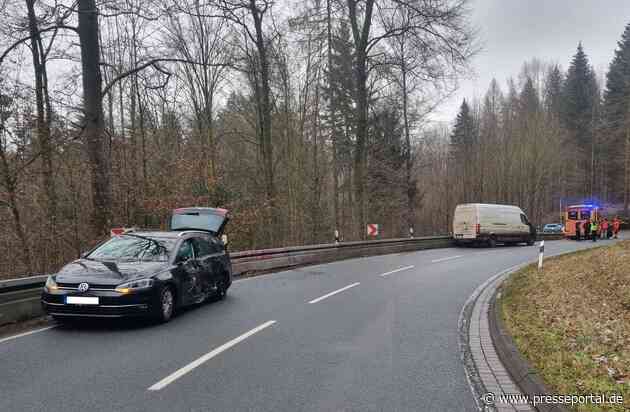 POL-HOL: Lieferwagenfahrer unterschätzt Geschwindigkeit im Kurvenbereich