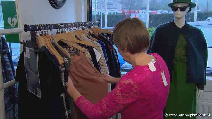 Swingen in het knalroze: Marianne in haar nopjes met vintage kerstjurk