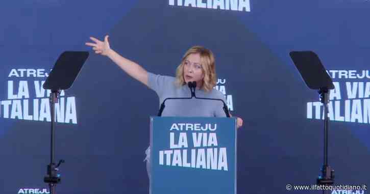 Tutti gli attacchi di Meloni dal palco di Atreju a Landini, Schlein, Saviano e Prodi: “Da lui improperi isterici. Ho aperto il mio vino migliore”