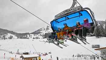 Andrang trotz Nebel und Wolken: Bayerische Skigebiete starten in die Saison