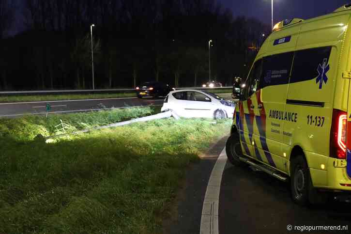 Automobilist vliegt uit bocht op A7 en ramt lantaarnpaal