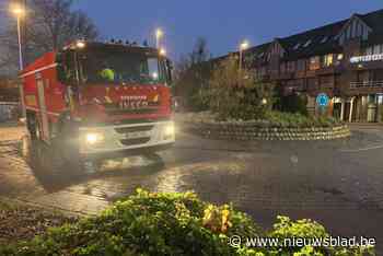 Brandweer reinigt rijbaan nadat een bus olie verliest