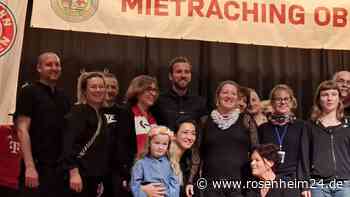 Bestens aufgelegt und frenetisch gefeiert: Harry Kane besucht FC Bayern Fanclub Mietraching