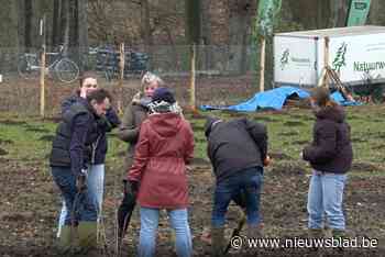 Ernstig zieke Karolien plant samen met vrienden verjaardagsbos