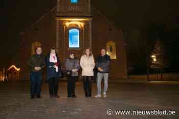 Kerkbestuur ontsteekt voor het eerst licht van een kerstster aan toren Sint-Amandskerk