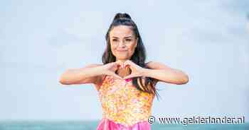 K3-Marthe showt babybuik op blauwe loper en Emma geeft kleine update na kankerdiagnose