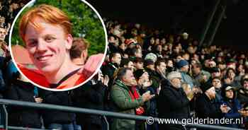 Stoel van overleden NEC-supporter Rick (21) is gevuld met een foto en bloemen, het stadion klapt voor hem: ‘Prachtig’