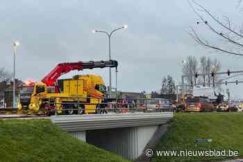 UPDATE. Verkeersinfarct door brandende vrachtwagen op Hasseltse grote ring, kruispunt opnieuw vrijgegeven