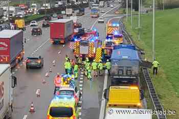 Twee gewonden bij aanrijding tussen vrachtwagen en twee bestelwagens op Antwerpse Ring