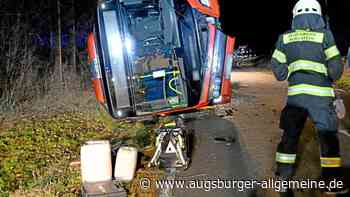 Schwerer Unfall nahe Blaustein: Linienbus weicht aus und kippt im Graben um