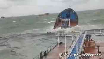 Russische olietanker zinkt door slecht weer bij de Krim, olie lekt in zee