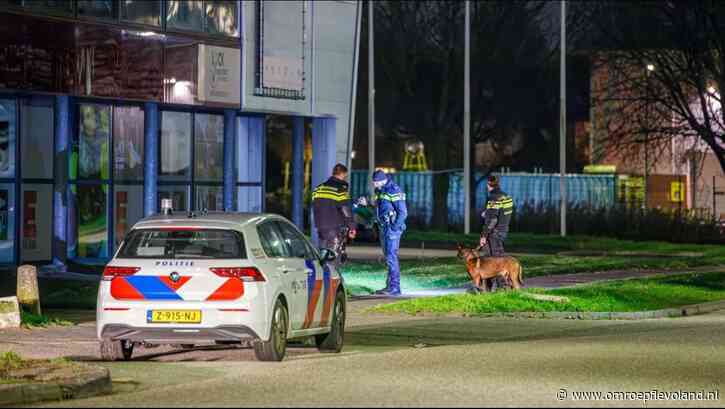 Almere - Medewerkers gereedschapswinkel op Markerkant bedreigd met mes tijdens overval