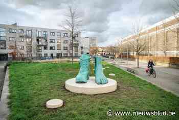 Autoritaire bottine naast kwetsbare voet: Guy Woueté maakt kunstwerk voor Borgerhout