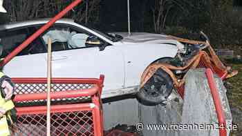 Wilde Verfolgungsjagd bei München: BMW landet auf Tiefgaragenabgang - Fahrer flieht zu Fuß