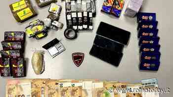 Fermato con l'hashish nella felpa, picchia gli agenti per recuperare la droga