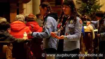 Pfadfinderinnen verteilen Friedenslicht im Augsburger Dom