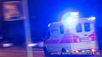 Alkoholisierter Rollerfahrer (65) fährt gegen Bordstein in Kraiburg am Inn und stürzt