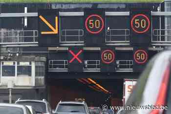 Vrachtwagenbestuurder krijgt 400 euro boete voor gsm’en achter stuur: “Toestel zat niet in de juiste houder”