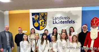 Lichtenfels: Schüler singen Weihnachtslieder im Landratsamt - "himmlischer Besuch"